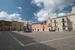 Edifici storici in piazza della Libertà a Popoli, Abruzzo. Al centro della principale piazza del paese si trova un'enorme fontana dove sgorga acqua proveniente direttamente dalle ...