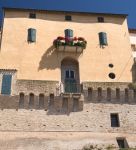 Edifici storici lungo le mura cittadine di Jesi, provincia di Ancona, Marche. La cinta fortificata, fra le meglio conservate della regione, racchiude il nucleo medievale della cittadina. Ha ...