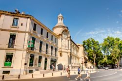Edifici storici nel centro di Nimes (Francia) fotografati ine state in una giornata di sole - © mehdi33300 / Shutterstock.com