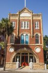 Uno dei molti edifici storici perfettamente conservati della città di Charleston, South Carolina. Camminando per le sue strade si ha spesso la sensazione di trovarsi in un set cinematografico - ...