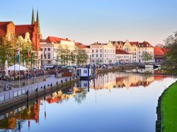 Edifici storici riflessi sul fiume Trave nella vecchia città di Lubecca, Germania. Dal 1987 è Patrimonio dell'Umanità dell'Unesco - © portumen / Shutterstock.com ...