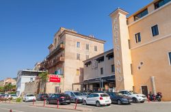 Edifici su una via del centro di Propriano, Corsica, in una giornata di sole - © Eugene Sergeev / Shutterstock.com 