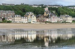 Alcuni eleganti edifici sulla spiaggia di Trouville-sur-Mer, località balneare sulla costa della Normandia (Francia).

