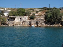 Edifici sull'isola di Arki, Grecia. In quest'isolotto si dimentica il rumore delle auto e si ascolta quello delle onde.

