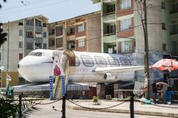 Edificio a forma di aeroplano dell'Ethiopian Airlines lungo Bole Avenue, Addis Abeba (Etiopia). Al suo interno vi è un ristorante - © Anton_Ivanov / Shutterstock.com