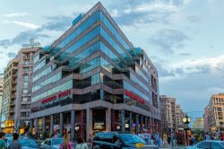 L'edificio che ospita il Building Business Center Nord nel centro di Yerevan, Armenia. La città ha una popolazione di 1 milione di abitanti - © ET1972 / Shutterstock.com