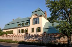 L'edificio che ospita il New Zsolnay Design and Exhibition Center di Pécs, Ungheria.  La manifattura di porcellane venne fondata nel 1853 dal padre di Vilmos Zsolnay che assumerà ...