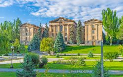 L'edificio che ospita la National Assembly of Armenia (Parlamento) a Yerevan. E' circondato da un immenso giardino. 
