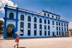 Splendido palazzo coloniale nel centro di Bayamo (Cuba), recentemente restaurato, proprio di fronte alla Cattedrale di San Salvador - © Maurizio De Mattei / Shutterstock.com