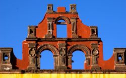 Dettaglio di un edificio coloniale nella città di San Miguel de Allende, stato di Guanajuato (Messico).
