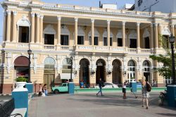 Edificio coloniale in Parque Céspedes, la pizza principale di Santiago de Cuba - © Stefano Ember / Shutterstock.com