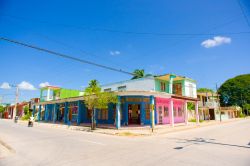 Un edificio colorato nella città di Ciego de Avila, che conta circa 86.000 abitanti ed è il capoluogo dell'omonima provincia cubana - © Fotos593 / Shutterstock.com ...
