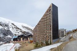 Edificio con appartamenti di villeggiatura a Les Menuires, Francia.
