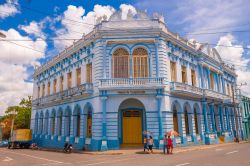 Un elegante edificio nel centro di Pinar del Rio. La cittadina cubana, pur non essendo tra le più belle dell'isola, merita una sosta per scoprire il suo piccolo centro storico - foto ...