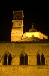 Edificio del centro storico fotografato di notte a Città di Castello, Umbria, Italia.
