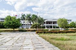 Edificio del Comitato Provinciale del Partito Comunista a Holguin, Cuba. Fondata dal capitano spagnolo Holguin, questa cittadina di Cuba vanta una buona capacità ricettiva alberghiera.


 ...