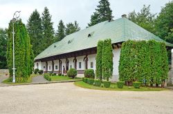 Edificio che fa parte del complesso del Monastero di Sinaia, Valle della Prahova (Romania) - © Tatiana Volgutova / Shutterstock.com 