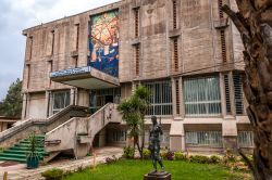 L'edificio del Museo Nazionale di Addis Abeba, Etiopia. Inaugurato nel 1958, accoglie 4 sezioni con oggetti di archeologia, antropologia, gioielli, abiti e molto altro.

