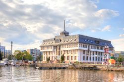 L'edificio dell'Amministrazione Portuale di Kaliningrad, Russia. Sorge nell'area territoriale del Museo del Mondo Acquatico - © ppl / Shutterstock.com