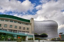 L'edificio di Selfridges al centro commerciale di Bullring a Birmingham, Inghilterra. E' ricoperta da migliaia di dischi riflettenti questa avveniristica struttura dalla forma irregolare.
 ...