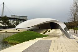 Edificio futuristico nel parco a tema Autostadt di Wolfsburg - © Alizada Studios / Shutterstock.com