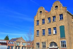 Edificio in mattoni a Schiedam, Olanda. Una delle tante costruzioni realizzate in vecchia architettura lungo il corso del canale.
