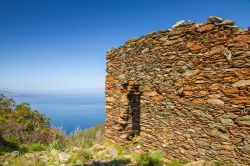 Edificio in pietra presso la miniera di ferro del 16° secolo a Farinole, in Corsica