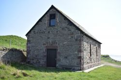 Edificio in pietra sul lungomare di Lindisfarne, Inghilterra. Questa costruzione veniva anche utilizzata per il rimessaggio di attrezzature da pesca.
