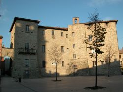 Edificio in sasso e arco nel centro storico di Pianello Val Tidone - © Dani4P, CC BY-SA 3.0, Wikipedia