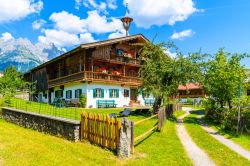 Edificio in tipico stile alpino nel villaggio di Going am Wilden Kaiser, Austria.

