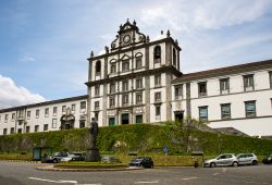 L'edificio più antico nella piazza della cittadina di Horta, isola di Faial, Azzorre.



