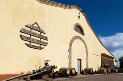 L'edificio principale dei vigneti della Famglia Cecchin a Mendoza, Argentina. Qui si producono vini biologici - © Oliver Foerstner / Shutterstock.com