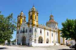 L'edificio religioso dedicato a Nostra Signora di Aires, Viana do Alentejo, Portogallo. Questa antica chiesa si presenta con due campanili simmetrici e una bella cupola decorata - © ...