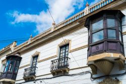 Un edificio storico nel centro di Sucre. La capitale boliviana è dichiarata Patrimonio dell'Umanità dall'UNESCO dal 1991 - foto © Elisa Locci / Shutterstock
 ...