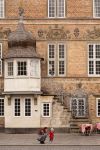 Aalborg, Danimarca: una mamma con il suo bambino di fronte a un vecchio edificio, ora restaurato, del centro storico della città - foto © Ms Jane Campbell / Shutterstock.com