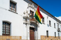 Un edificio storico con il tipico colore bianco che caratterizza la città di Sucre, la capitale costituzionale della Bolivia - foto © Elisa Locci / Shutterstock
