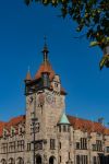 Edificio storico con orologio, torre e tegole rosse a Haguenau, Francia.
