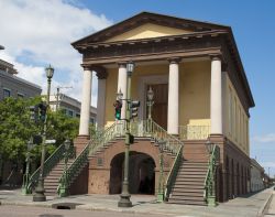 L'edificio storico della Market Hall, nel complesso del Charleston City Market, fondato nel 1807nella città costiera del South Carolina - foto © Denton Rumsey / Shutterstock.com ...