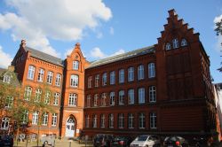 Un edificio storico di Grosse Strasse, una delle strade principali di Flensburg (Germania) - © Kev Gregory / Shutterstock.com