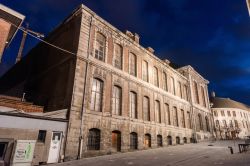 Edificio storico in rue Four Chapitre a Tournai (Belgio) fotografato di notte - © Alizada Studios / Shutterstock.com