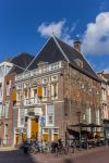 Edificio storico nella piazza centrale del mercato a Haarlem, Olanda, in una giornata soleggiata - © Marc Venema / Shutterstock.com