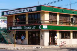 Un edificio nelle strade di Varadero (Cuba) dove si trovano alcuni negozi. Siamo nella località turistica più famosa del paese - © LesPalenik / Shutterstock.com