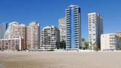 Edilizia residenziale per turisti sulla spiaggia di Calpe, Costa Blanca, Spagna.

