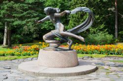 Egle, scultura di bronzo di Robertas Antinis, nel giardino botanico di Palanga (Lituania): si tratta di una giovane ragazza e di un serpente d'erba - © Gyvafoto / Shutterstock.com