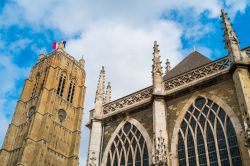 Dettagli architettonici dell'église Saint-Éloi a Dunkerque, Francia. Il campanile fa parte del Patrimonio dell'Umanità dell'UNESCO.