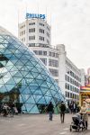 Eindhoven,Olanda: il Blob in primo piano e la Philips Light Tower sullo sfondo