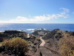 El Hierro: la magnifica baia rocciosa di El Tacoron, uno dei tratti migliori del litorale meridionale dell'isola per concedersi un bagno.