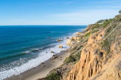 El Matador State Park a Malibu, California. Si tratta di una serie di 3 piccole spiagge, molto popolari in estate, con parcheggio in cima alla scogliera a picco sul mare.
