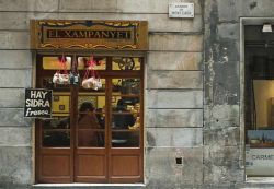 El Xampanyet, un risorante tipico di Barcellona, Spagna. L'ingresso di questo ristorante si affaccia in Carrer Montcada 22: inaugurato nel 1929 è diventato un vero e proprio punto ...