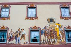 Elegante casa a Mittenwald, sud della Baviera, Germania: affreschi in 3D sulla facciata - © Piith Hant / Shutterstock.com